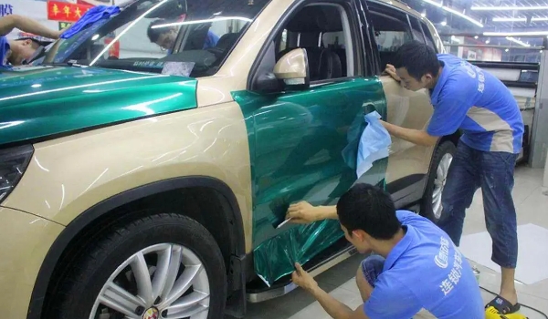 汽車貼膜多少錢,價(jià)格最低幾百元左右(不過材料劣質(zhì))