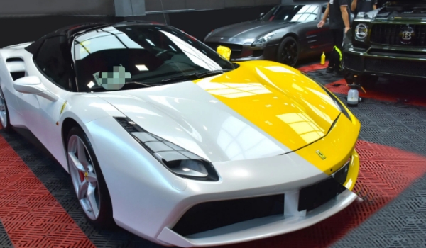 汽車貼膜多少錢,價(jià)格最低幾百元左右(不過材料劣質(zhì))