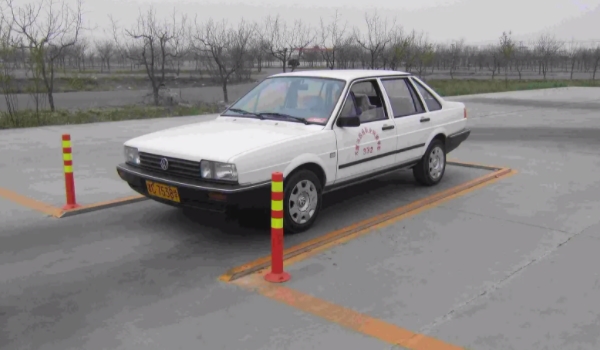 倒車入庫技巧圖解 6個步驟要掌握 熟練掌握可以快速通過考試