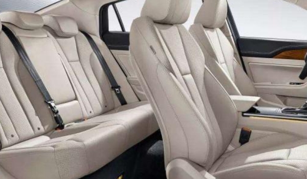 紅旗h5怎么樣值得買嗎，動力性能充沛（尺寸參數越級）