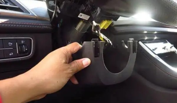 方向盤鎖死左右晃動都解不開 三個操作步驟(啟動汽車轉動方向盤)