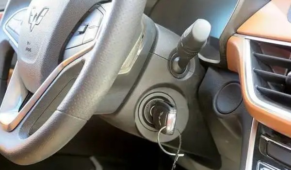 方向盤鎖死左右晃動都解不開 三個操作步驟(啟動汽車轉動方向盤)