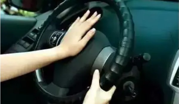 方向盤鎖死左右晃動都解不開 三個操作步驟(啟動汽車轉動方向盤)