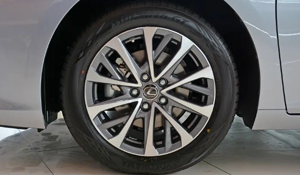 雷克薩斯es原裝輪胎什么牌子 優科豪馬輪胎(油耗出色十分耐磨)