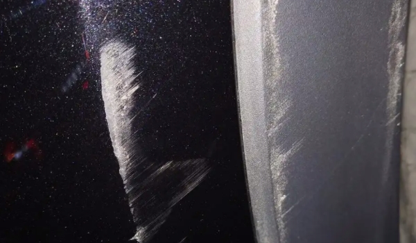 小刮蹭千萬別補漆 會影響車輛后期保值率（小貼紙修復簡單快捷）