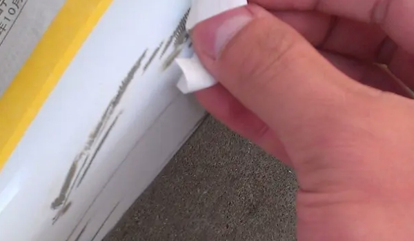 小刮蹭千萬別補漆 會影響車輛后期保值率（小貼紙修復簡單快捷）