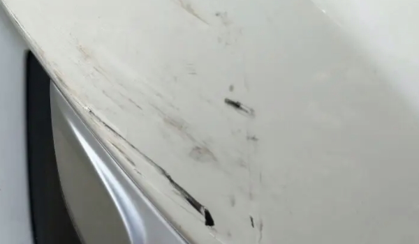 小刮蹭千萬別補漆 會影響車輛后期保值率（小貼紙修復簡單快捷）