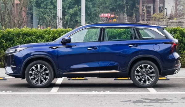 長安cs75plus藍(lán)鯨版2022款參數(shù) 搭載2.0T發(fā)動機(jī)(車身長達(dá)4.7米)