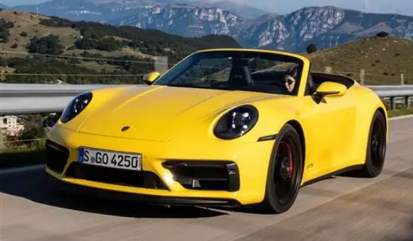 保時捷911的發動機是幾缸的 3.7T六缸發動機(可輸出650匹馬力)