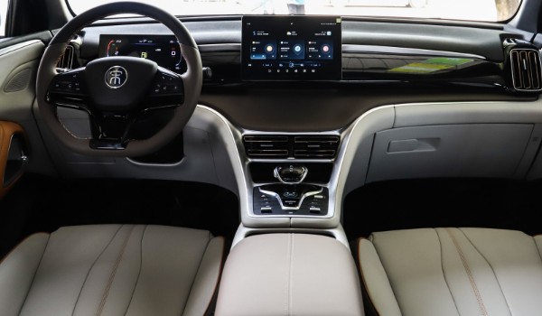 比亞迪宋油電混合2022款suv怎么樣 車身長達4.6米(采用1.5L發動機)