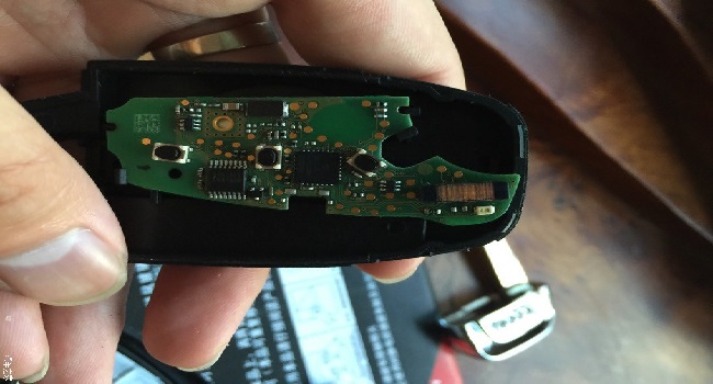 奧迪a6鑰匙換電池圖解,自己更換電池易如反掌