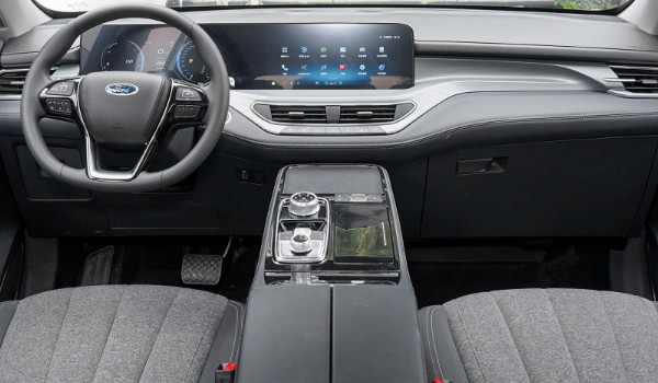 福特領裕真實口碑 動力性能強勁(車身長達4.9米)