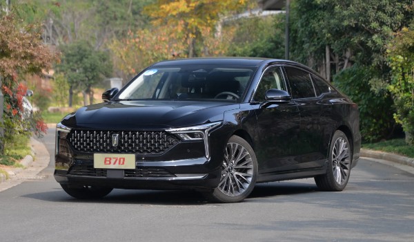 奔騰b70新款到底怎么樣 搭載2.0T發動機(車身長達4.8米)