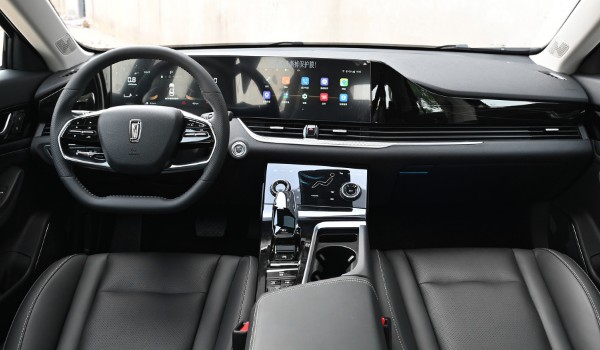 奔騰b70新款到底怎么樣 搭載2.0T發動機(車身長達4.8米)