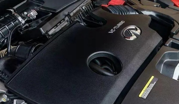 英菲尼迪qx50發(fā)動(dòng)機(jī)號(hào)在哪里 發(fā)動(dòng)機(jī)缸體位置(打開引擎蓋尋找)