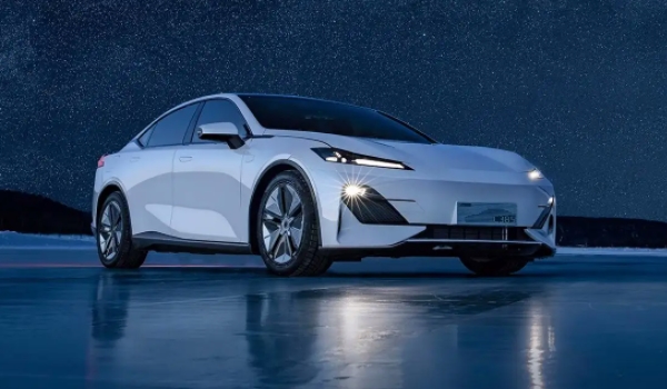 長安深藍sl03最新消息 車輛已經上市銷售(屬于中型級別車輛)