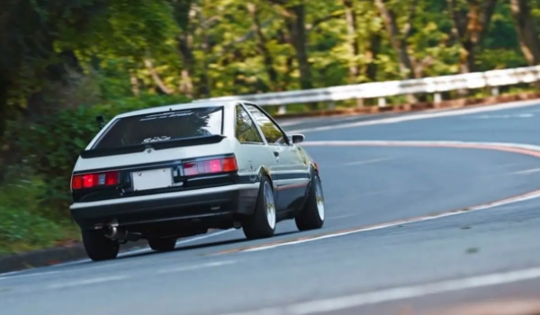 ae86是什么車 是由豐田汽車生產的小型車輛（是卡羅拉第4代車型）