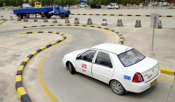 學車要多少錢 學車要9000元(不同地區(qū)價格不同)