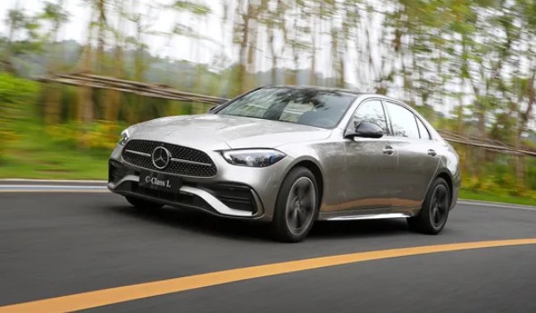 奔馳e300的油耗是多少 油耗實測9.7L(一公里消耗8毛錢)