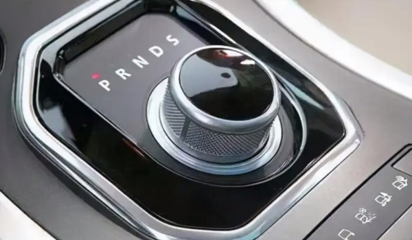 自動擋車點火時應該掛什么檔位 需要使用P檔（有效保護變速箱）