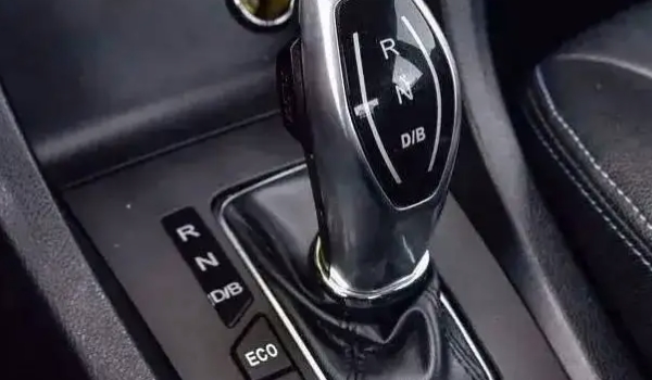 自動擋汽車的正確駕駛步驟 操作十分簡單(開車需要牢記避免誤操作)