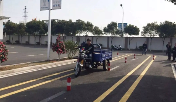 已經(jīng)有c1證了怎么考摩托車 直接到當(dāng)?shù)伛{校報(bào)名考取(二項(xiàng)合一)