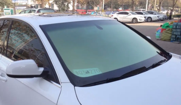 汽車前擋風玻璃可以貼膜嗎 可以粘貼(防爆/隔熱/防紫外線)