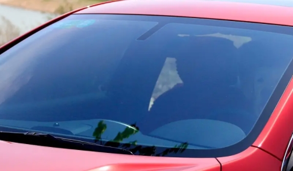 汽車玻璃貼什么顏色的膜比較好 深色膜使用效果好(隱私性好)