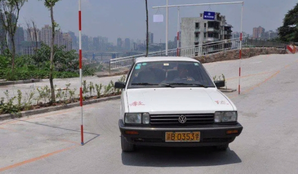 側方位停車技巧 有多項技巧需要注意（保證考試項目通過率）