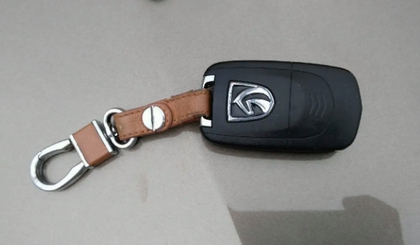 寶駿730鑰匙鎖車里了怎么辦 兩種方式解決（不要打碎玻璃來處理）