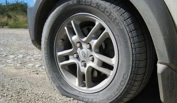 汽車輪胎扎釘子了補胎還是換胎 胎冠扎釘補胎(胎壁扎釘更換輪胎)