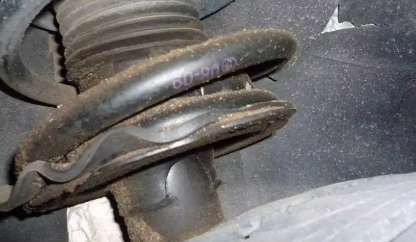 減震器漏油需要更換嗎 需要進行更換(否則會影響車輛的舒適性)