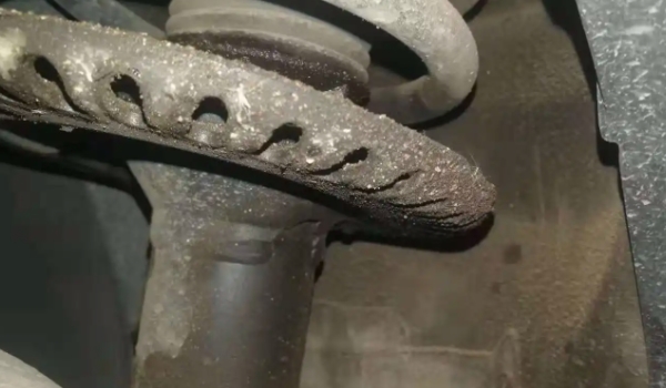 減震器漏油需要更換嗎 需要進行更換(否則會影響車輛的舒適性)