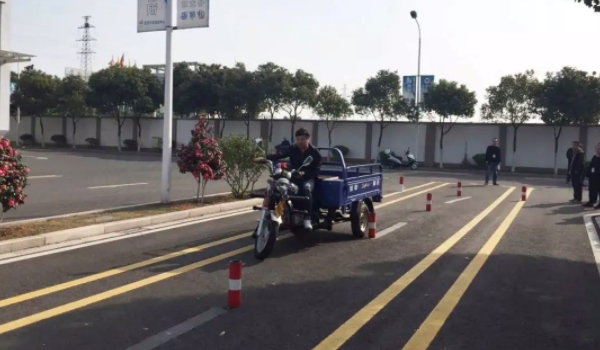 有小車駕駛證怎么考摩托車駕駛證 到駕校報(bào)考就可以(要滿足條件)