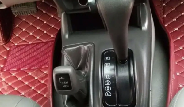 自動擋汽車的正確駕駛步驟 踩剎車,松手剎,掛檔,松剎車,踩油門