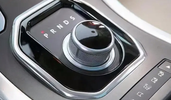 自動擋汽車的正確駕駛步驟 踩剎車,松手剎,掛檔,松剎車,踩油門