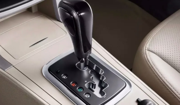 自動擋汽車的正確駕駛步驟 踩剎車,松手剎,掛檔,松剎車,踩油門