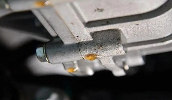 變速箱滲油不厲害需要維修嗎 根據滲油位置進行判斷(不需要維修)