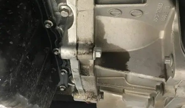 變速箱滲油不厲害需要維修嗎 根據滲油位置進行判斷(不需要維修)