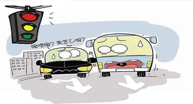 轉(zhuǎn)彎過(guò)了一半車身與直行相撞,轉(zhuǎn)彎車優(yōu)先讓直行車