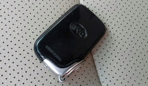 比亞迪換電池多少錢 比亞迪換電池50-300元之間(不同地點價格不同)