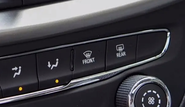 REAR汽車(chē)按鍵是什么意思 機(jī)動(dòng)車(chē)輛的后風(fēng)擋除霜功能(使用非常方便)