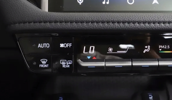 REAR汽車(chē)按鍵是什么意思 機(jī)動(dòng)車(chē)輛的后風(fēng)擋除霜功能(使用非常方便)