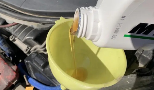 怎樣判斷變速箱油加多了 有三種不良狀況(換擋出現沖擊感)