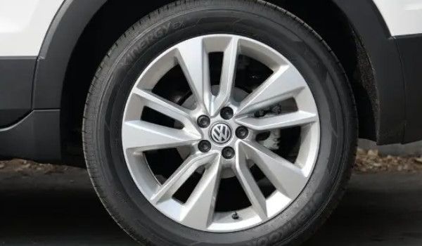 大眾途鎧輪胎規格是多少 輪胎型號205/55 r17(標準胎壓2.3-2.5bar)