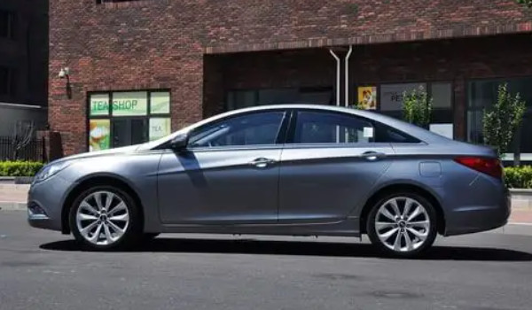 現代索納塔和邁騰哪個好 索納塔輸出馬力240匹(車身長達4.9米)