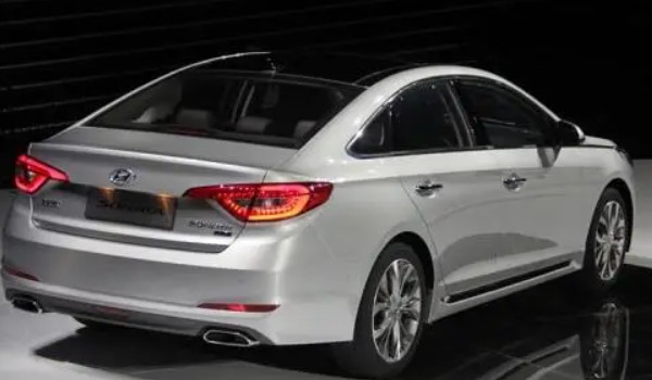 現代索納塔和邁騰哪個好 索納塔輸出馬力240匹(車身長達4.9米)