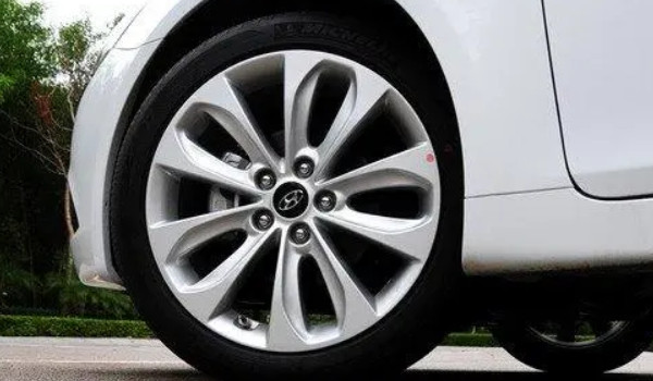 現代索納塔胎壓燈怎么復位 僅需三個操作步驟(輪胎型號245/40 r19)