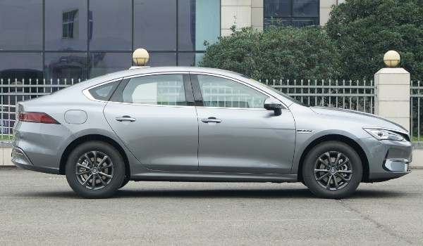 比亞迪秦plus多少錢(qián)一輛 2021款秦plus售價(jià)13萬(wàn)(落地價(jià)14萬(wàn))