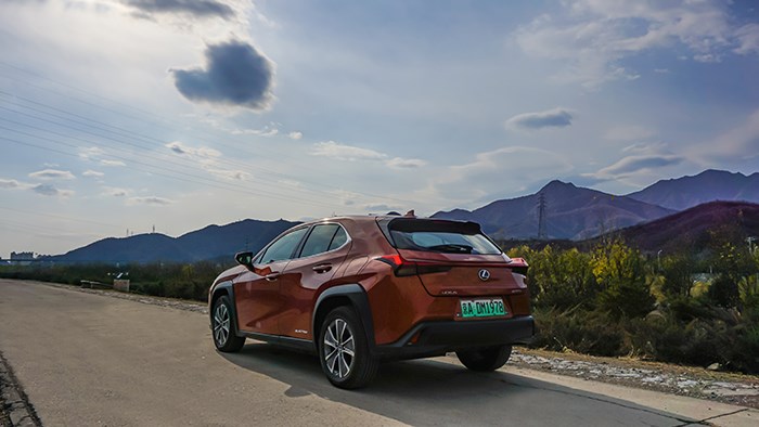 換個角度的選擇 雷克薩斯UX300e評測